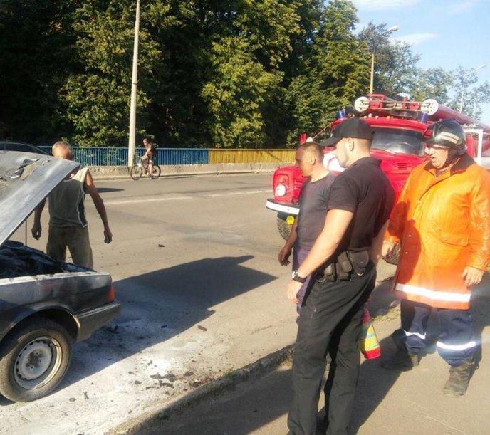 На транспортному мості у Мукачеві на ходу загорівся автомобіль "Volkswagen" – 01