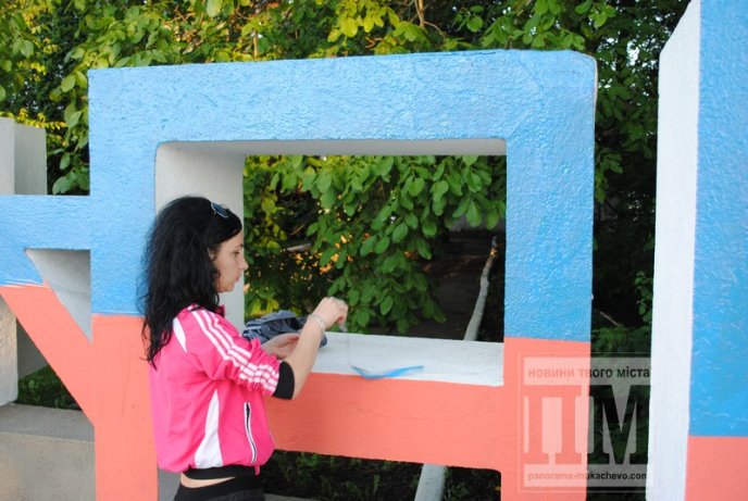 Вказівник Мукачево отримав "обличчя" кольорів державного прапору (ФОТОРЕПОРТАЖ) – 15