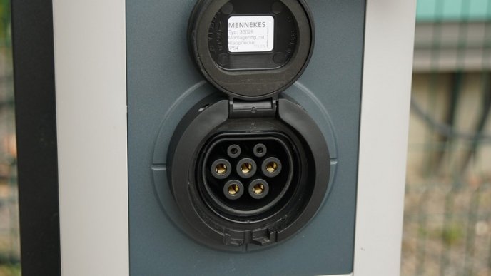 У Мукачеві встановили зарядний пристрій для електроавтомобілів – 03