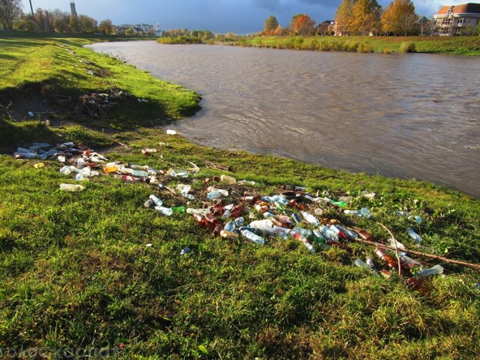 На березі Латориці у Мукачеві з’явилися купи пластикового сміття – 03 На березі Латориці у Мукачеві з’явилися купи пластикового сміття – 03