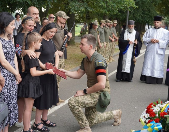 У захисника залишилися дружина та дві доньки: в області попрощалися з Героєм – 03