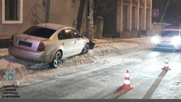 В Ужгороді іномарка "Шкода" в’їхала в електроопору: водій та пасажир покинули місце ДТП – 01