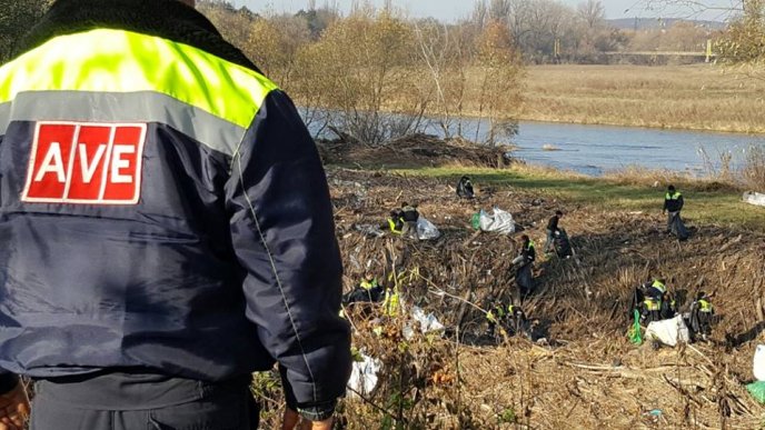 В Ужгороді береги річки Уж розчищали від занесеного паводком сміття – 05 В Ужгороді береги річки Уж розчищали від занесеного паводком сміття – 05