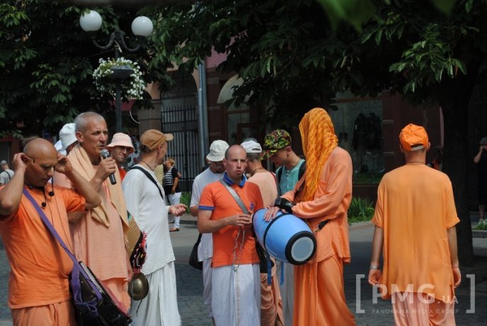Кришнаїти пройшлись Мукачевом, прославляючи свого духовного наставника – 10
