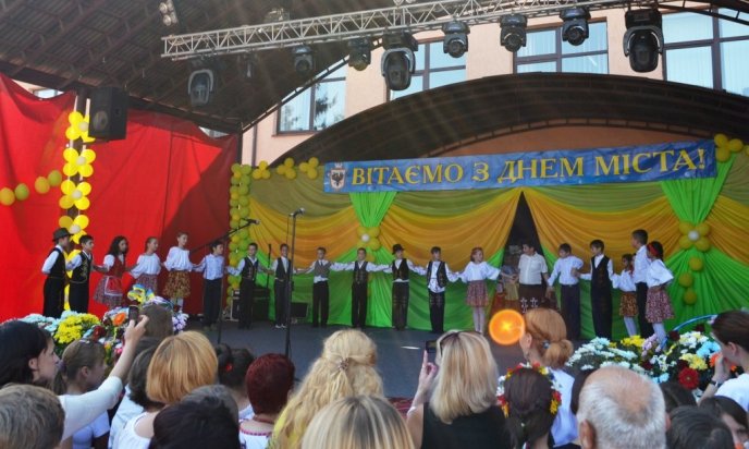 У Тячеві до Дня міста відбувся парад вишиванок – 09