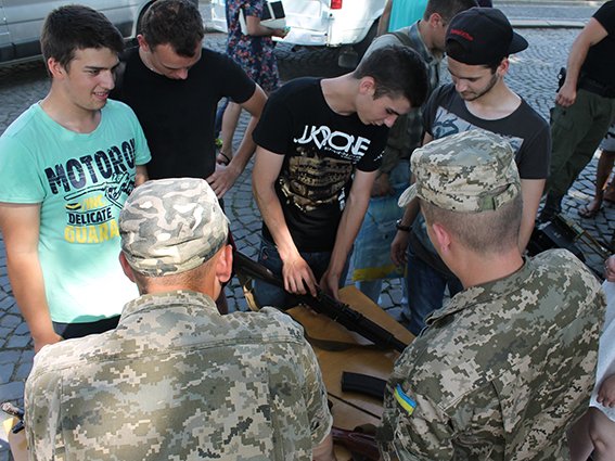 Закарпатські правоохоронці влаштували виставку зброї – 02