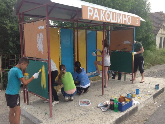 В селі Ракошино вказівник та автобусні зупинки перефарбували у кольори національного прапору України (ФОТО) – 03