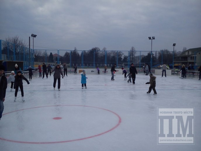 У Мукачеві льодова ковзанка прийняла перших відвідувачів (ФОТО, ВІДЕО) – 09
