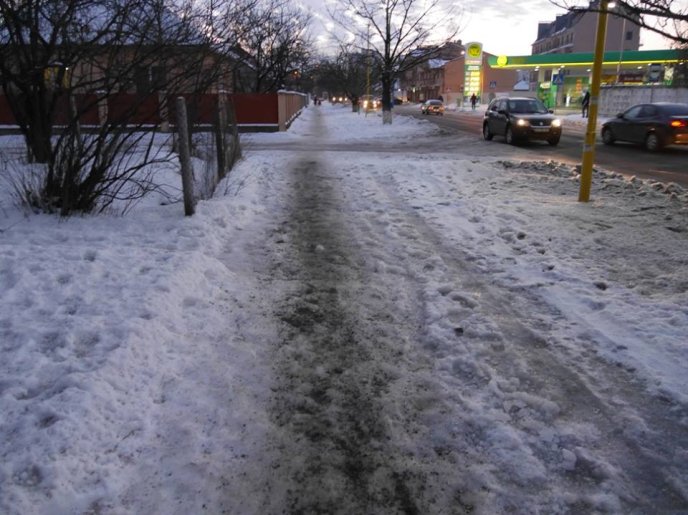 В Ужгороді триває розчистка доріг та тротуарів – 01