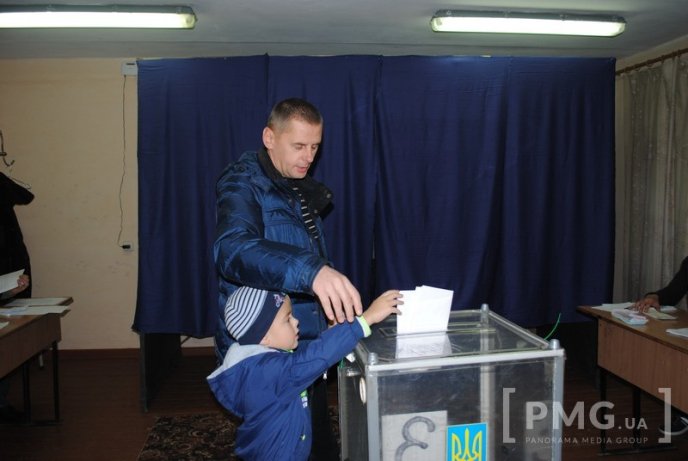 Студенти УжНУ стоять у чергах, аби проголосувати – 04