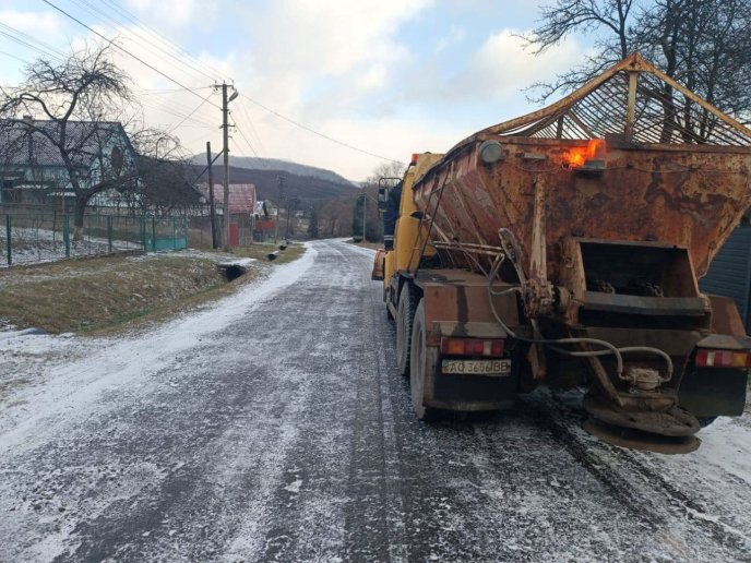 Задіяли 11 одиниць спецтехніки / фото: Служба місцевих автомобільних доріг у Закарпатській області