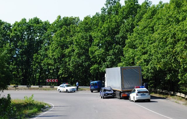 Неподалік Великої Копані ДТП: водій на "Жигулях" в’їхав у фуру – 03