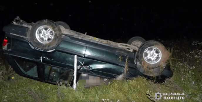 Смертельна ДТП: машина злетіла в провалля і перекинулася – 02