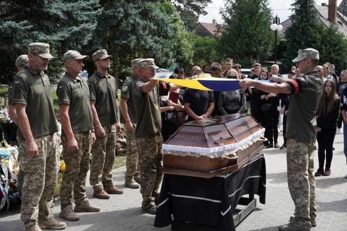 В Ужгороді відбулося прощання з воїном, який помер у лікарні після важкого поранення – 02 В Ужгороді відбулося прощання з воїном, який помер у лікарні після важкого поранення – 02