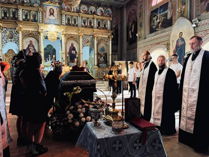 У Мукачеві попрощалися із загиблим на війні Героєм Володимиром Сорокою – 05