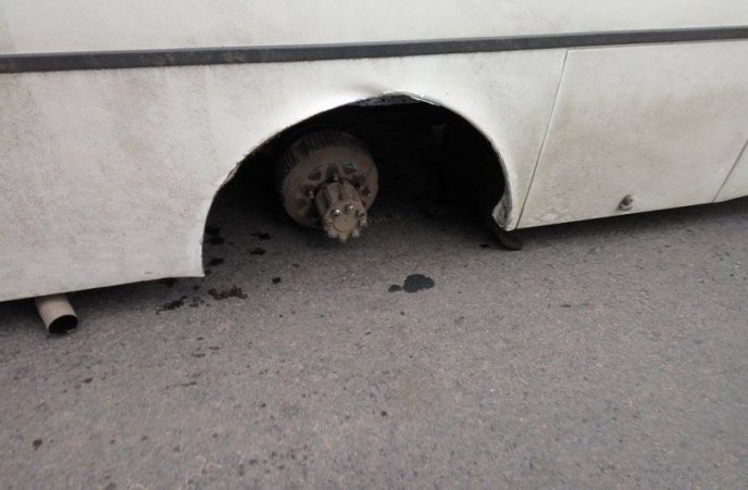 На Ужгородщині під час руху в маршрутки відпало колесо – 02