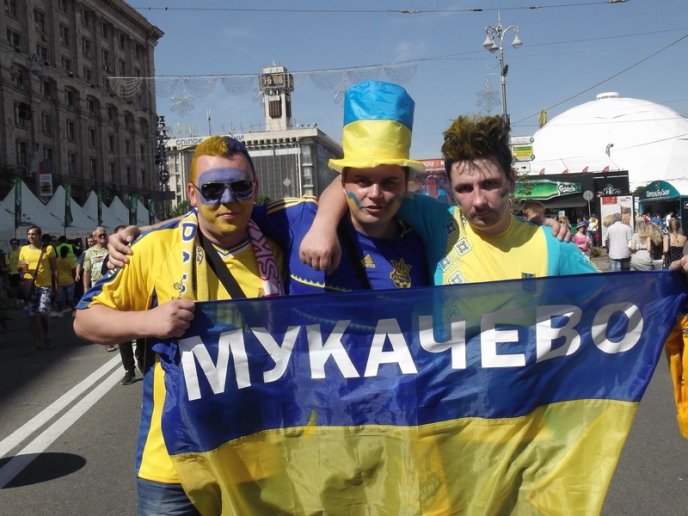 Мукачівці підтримували збірну України на "Олімпійському" (ФОТОРЕПОРТАЖ)  – 10