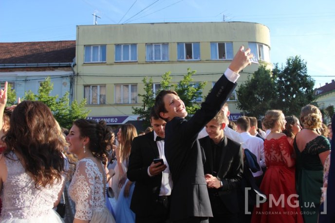 Мукачівські випускники станцювали прощальний вальс у центрі міста – 18