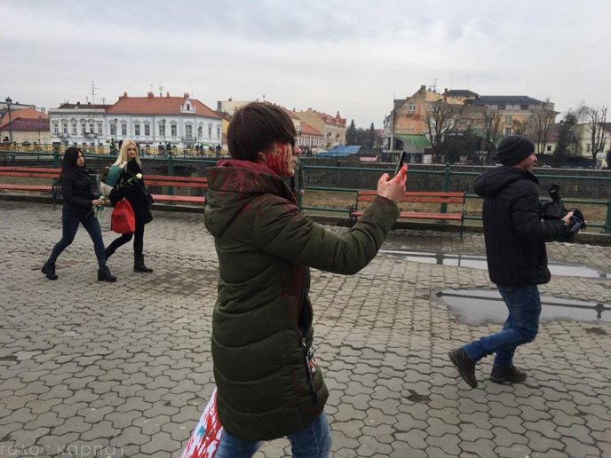 В центрі Ужгорода кількох жінок невідомі облили фарбою – 06