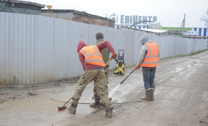 В Ужгороді забудовника оштрафують за те, що вантажівки виїжджали з будівництва із брудними колесами – 20