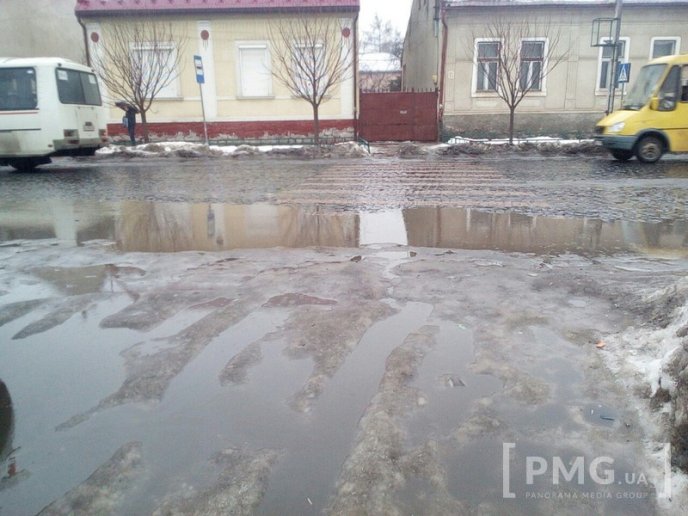 У Мукачеві тротуари та вулиці залиті водою, подекуди суцільний лід – 03