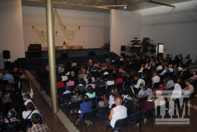 У Мукачеві відбувся благодійний концерт дитячих та юнацьких колективів "Від маленького серця для великого миру" (ФОТОРЕПОРТАЖ) – 01
