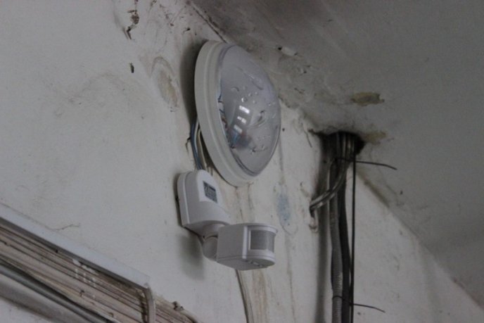 В Ужгороді жителі багатоповерхівки на вулиці Минайській оновили дах будинку – 04