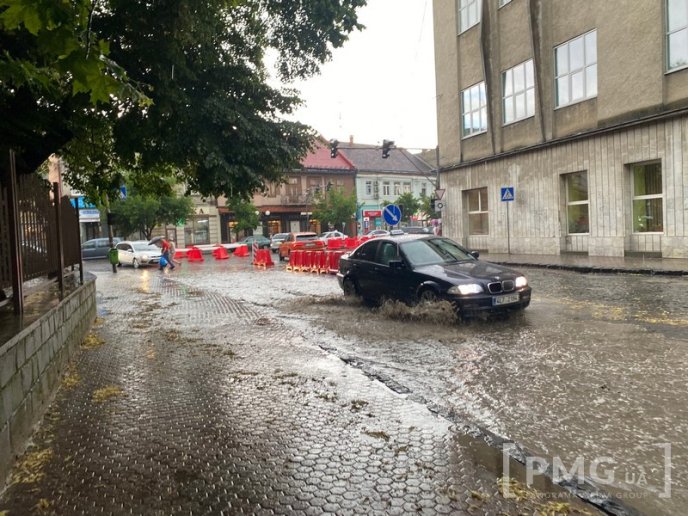 Вулиці Мукачева затопило після потужної зливи – 04