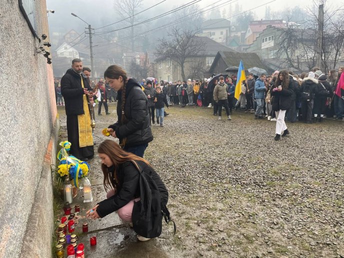 У Рахові відкрили пам’ятну дошку на честь полеглого захисника – 03 У Рахові відкрили пам’ятну дошку на честь полеглого захисника – 03