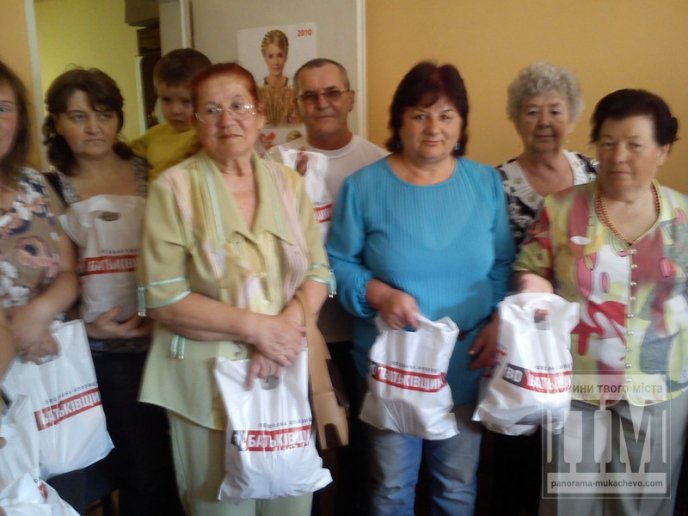 Місцевий осередок ВО "Батьківщина" роздавав безкоштовно паски (ФОТО) – 16