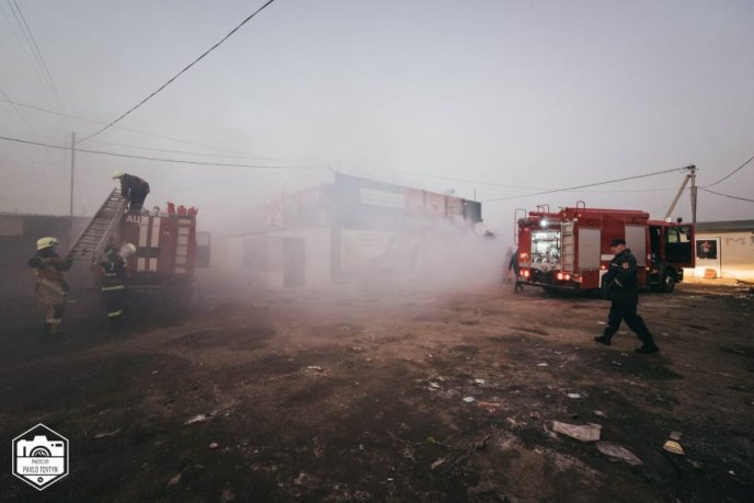 Пожежа на ринку Краснодонців в Ужгороді: загорівся торговий павільйон – 03