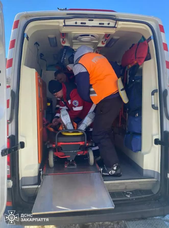 Дитину передали працівникам швидкої