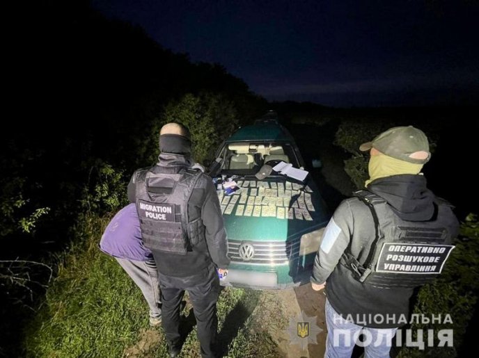 Житель Закарпаття за 5 тисяч доларів переправляв чоловіків за кордон – 04