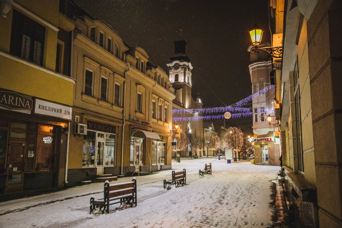 Неймовірна краса: у мережі опубліковано ранкові фото засніженого Ужгорода – 11