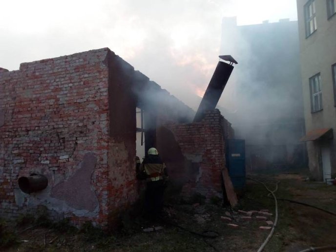 В Ужгороді біля обласної прокуратури сталась пожежа – 02