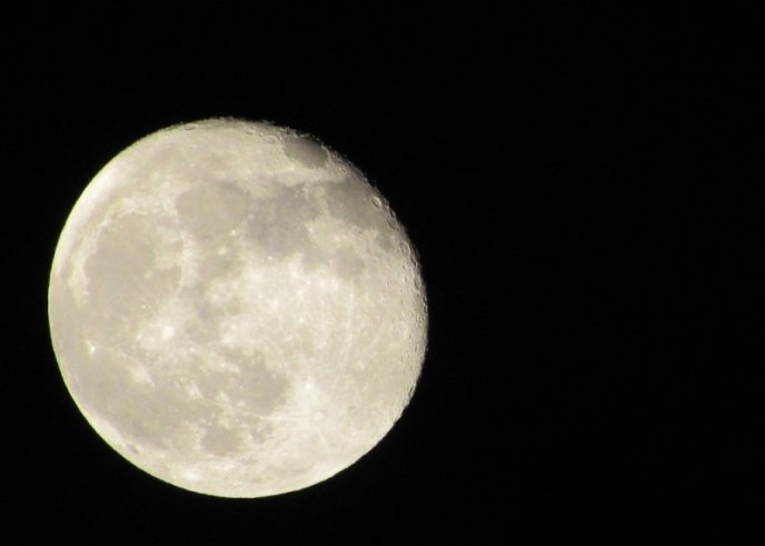 У мережі милуються фотографіями місяця, які зроблені цієї ночі у Мукачеві – 05