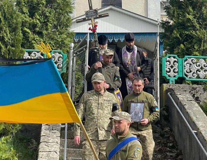 Одна із закарпатських громад прощалася із Героєм у його день народження – 03 Одна із закарпатських громад прощалася із Героєм у його день народження – 03