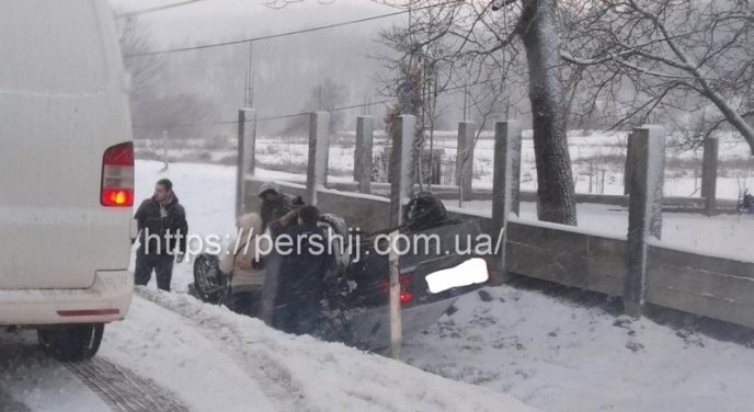 На Свалявщині машина перекинулась на дах – 03 На Свалявщині машина перекинулась на дах – 03
