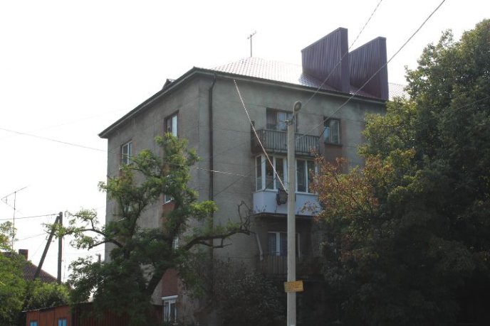 На вулиці Берегівській у Мукачеві завершують ремонтувати дах багатоповерхівки – 01