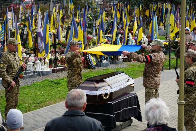 В Ужгороді поховали воїна, який отримав важке поранення і помер у лікарні – 04