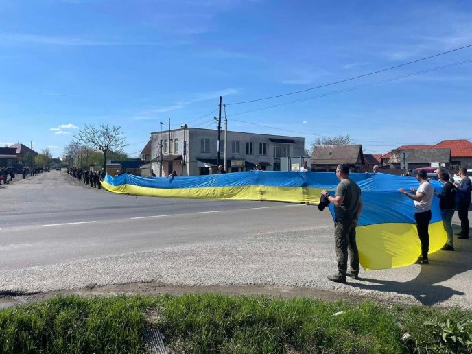 Сотні закарпатців навколішки проводжали Героя в останню путь – 03