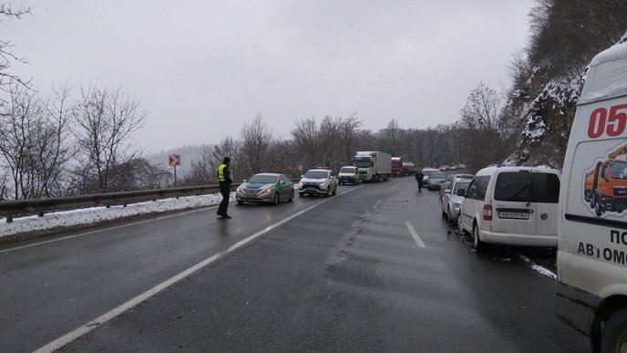 На Мукачівщині нарешті витягли з кювету вантажівку, яка потрапила в ДТП – 01