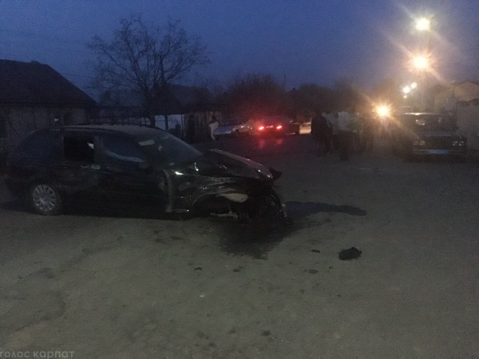 На Виноградівщині зіткнулись "БМВ" та "Фольксваген" – 01