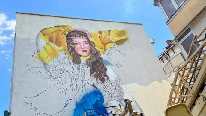 Дівчина, яка символізує Україну: в Ужгороді художники малюють мурал – 02