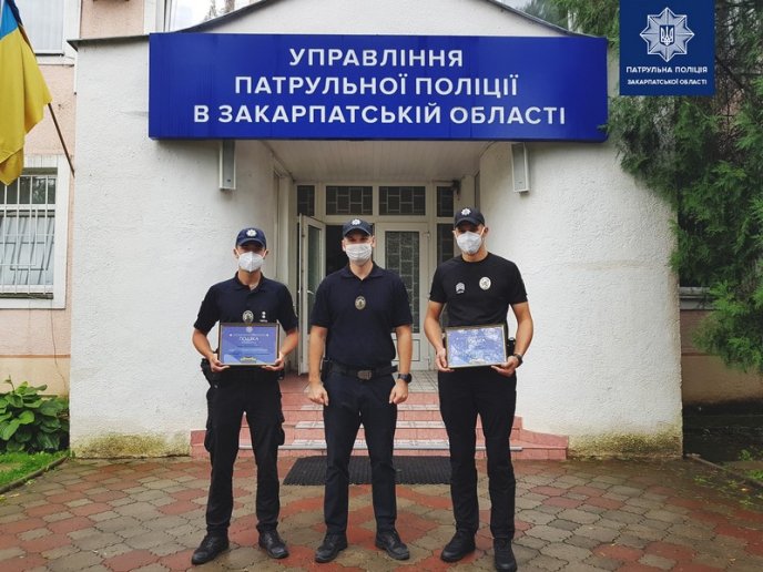 Двох закарпатських патрульних відзначили за сміливий вчинок – 04