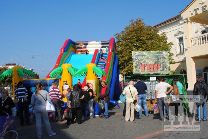 У Мукачеві поспішно запустили ярмарок, щоб прибрати "антибалогівський" намет? (ФОТО) – 05
