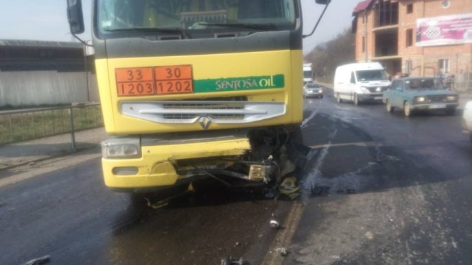 У Хусті "Мерседес" зіткнувся із бензовозом – 03