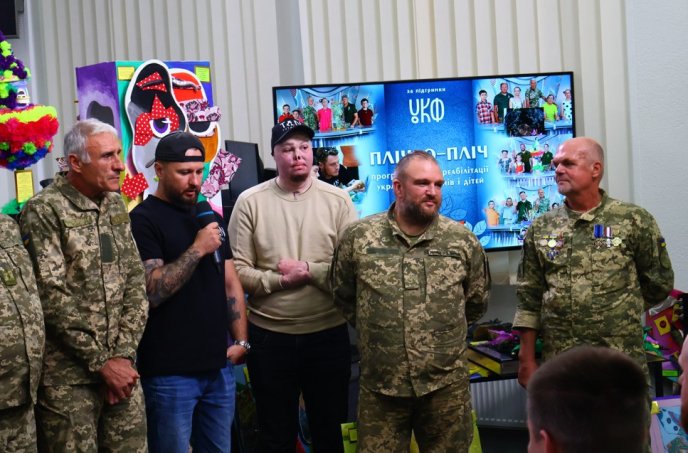 Напередодні Дня захисника України мистецтво об’єднало воїнів і дітей – 01 Проєкт «Пліч-о-пліч»