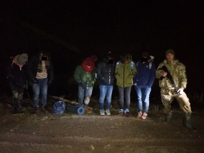 На кордоні з Угорщиною затримали кількох мігрантів – 01