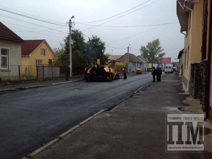 Покращення по-мукачівськи: у місті асфальтують вулицю Данила Галицького (ФОТО) – 06